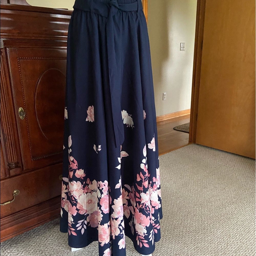 Cato long skirt with pockets.